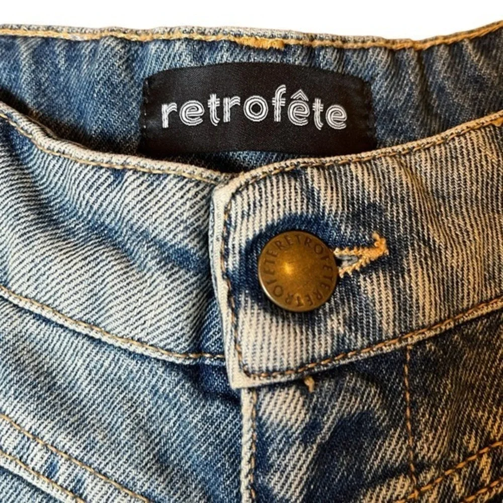 Retrofête‎ Shorts Blue Mid Rise Med Wash Distressed Accents Slit Pockets Size 26
